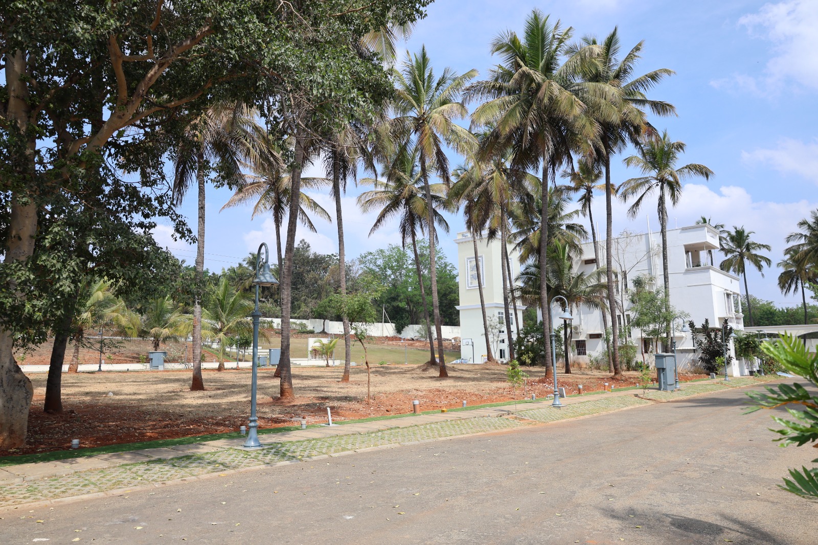 Well-lit Internal Roads with Street Lights at Sri Krishna Villa by SLV Housing